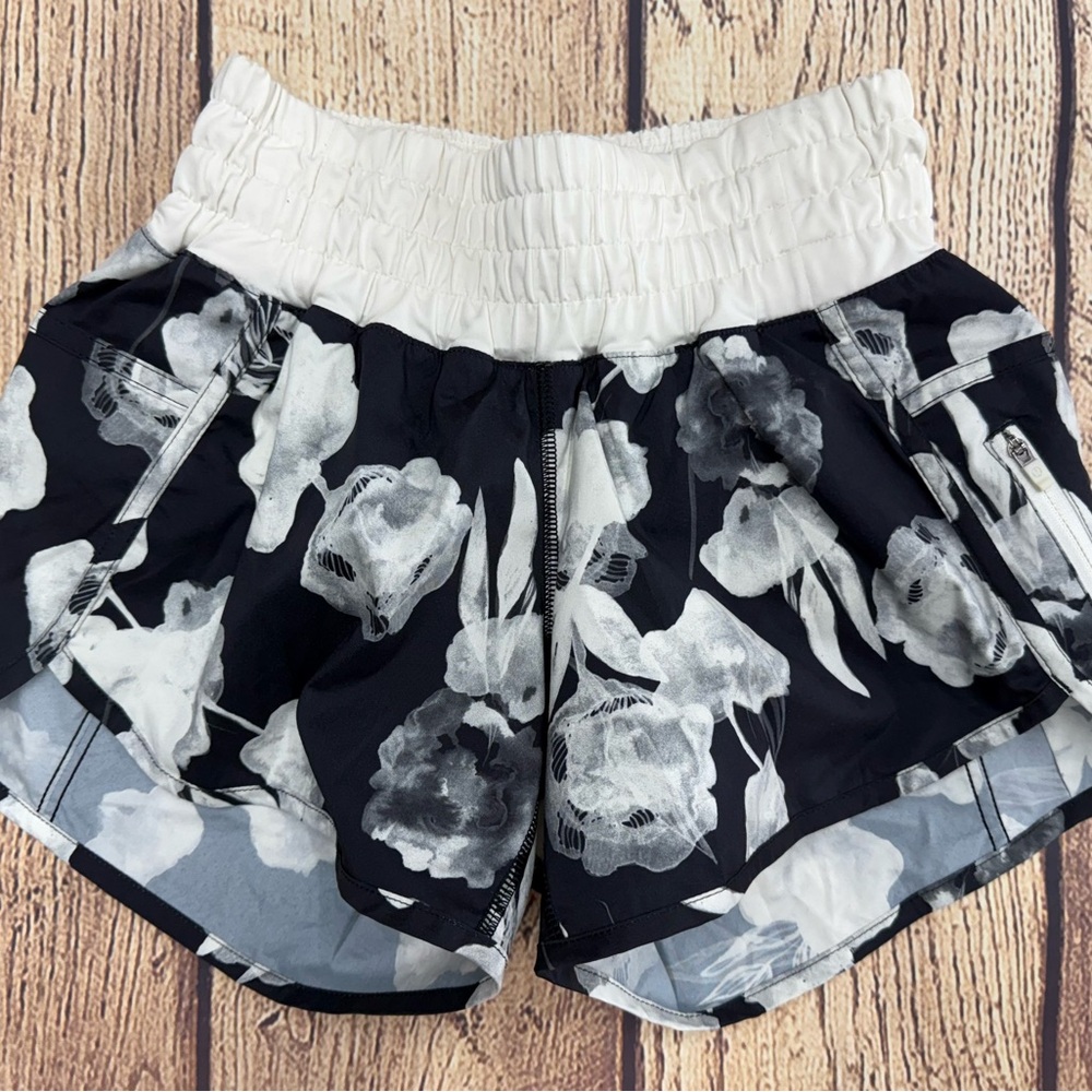 Lululemon Tracker Short || Sz.4